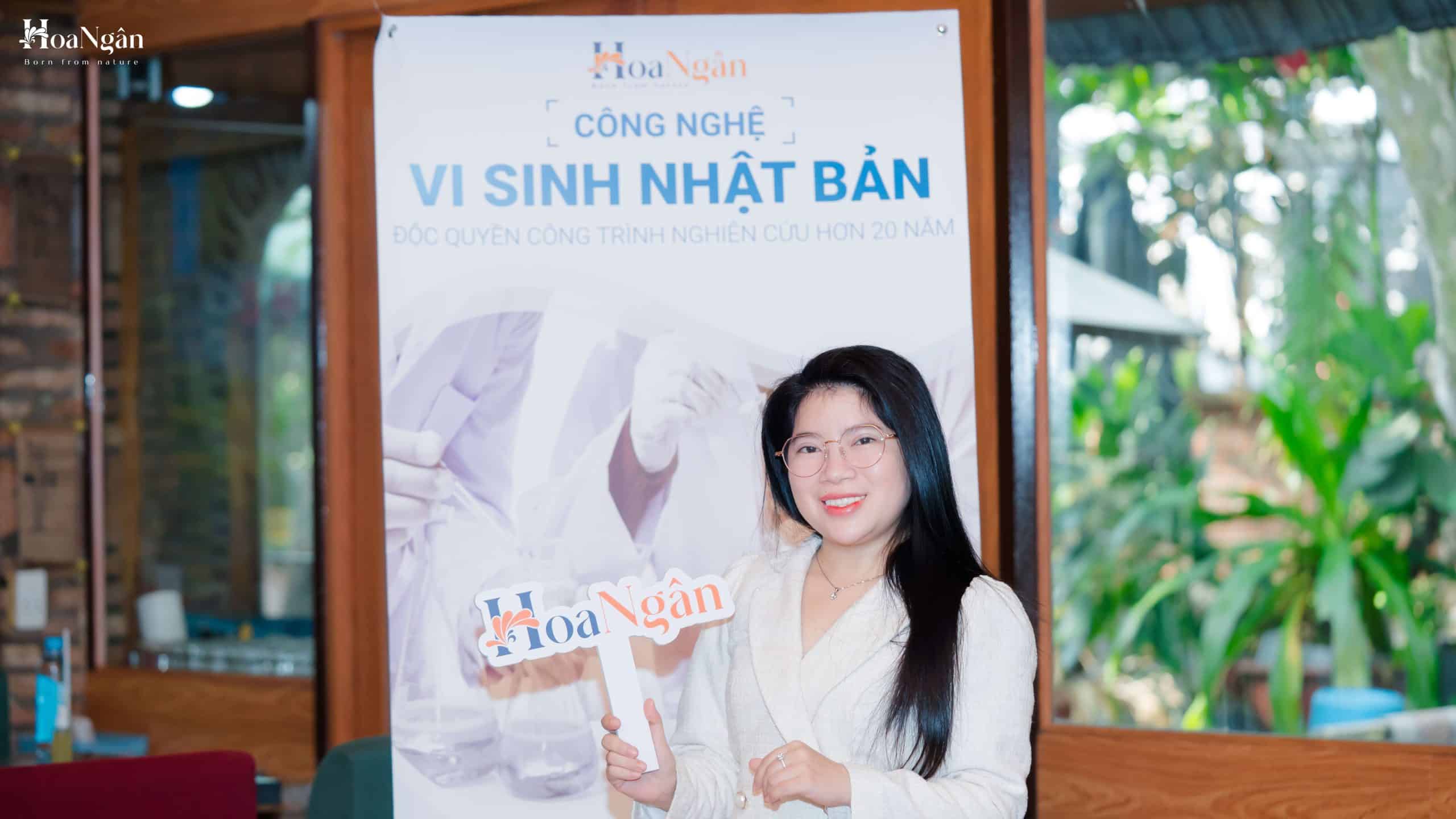 "Sau khóa học thì em sẽ cảm nhận được sâu sắc ngành Mỹ phẩm Việt Nam hiện tại và Công nghệ Vi sinh trong Mỹ phẩm giúp mang lại lợi ích gì cho làn da của phụ nữ nói riêng và cho làn da của người Việt nói chung." - Chị Thảo - Đại diện Viện Thẩm Mỹ Kiều Mi (Gò Vấp)