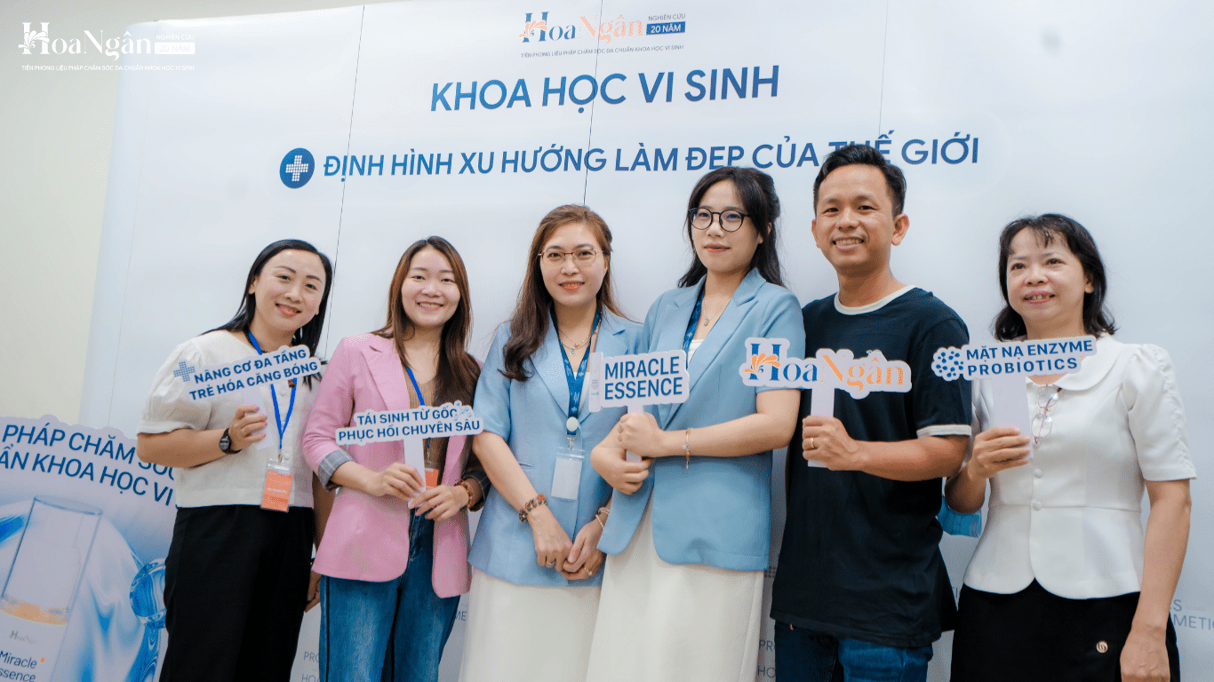 Các Khách mời là Đại diện của Droppi chụp ảnh lưu niệm cùng Chuyên viên Đào tạo từ Nhà máy Sản xuất Hoa Ngân, hứa hẹn một tương lai kết nối bền vững giữa 2 thương hiệu